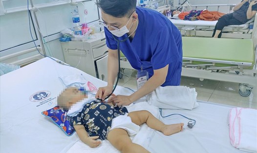 Bệnh nhi được điều trị tích cực sau ca tai nạn bị xuất huyết não tại Bệnh viện Sản Nhi tỉnh Phú Thọ. Ảnh: Hà Nguyệt.