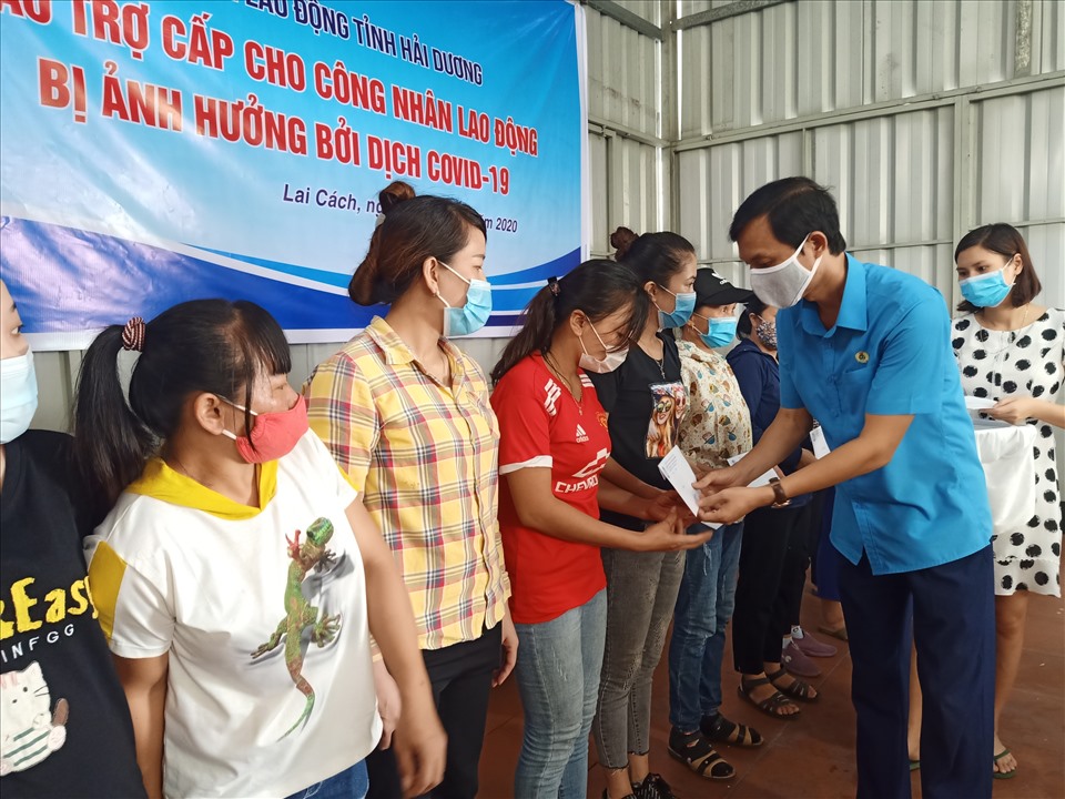 Lãnh đạo LĐLĐ tỉnh Hải Dương trao quà hỗ trợ đoàn viên khó khăn do ảnh hưởng của dịch COVID-19. Ảnh: Diệu Thuý