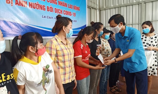 Lãnh đạo LĐLĐ tỉnh Hải Dương trao quà hỗ trợ đoàn viên khó khăn do ảnh hưởng của dịch COVID-19. Ảnh: Diệu Thuý