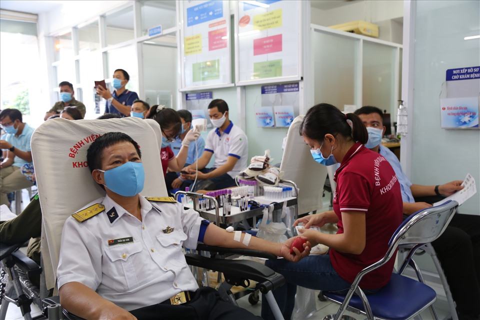 Cán bộ, đoàn viên công đoàn, người lao động Tổng Công ty Tân Cảng Sài Gòn hiến máu nhân đạo. Ảnh: Công Hoàn