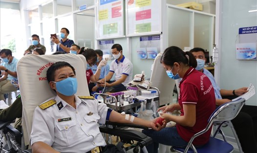 Cán bộ, đoàn viên công đoàn, người lao động Tổng Công ty Tân Cảng Sài Gòn hiến máu nhân đạo. Ảnh: Công Hoàn