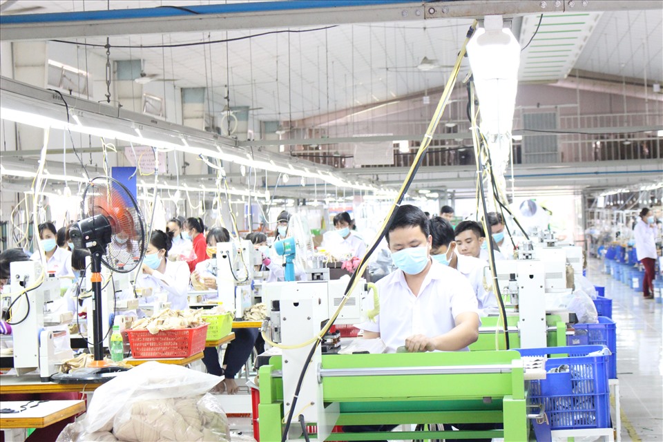 Người lao động tại một doanh nghiệp duy trì sản xuất tốt ở Tiền Giang. Ảnh: k.Q