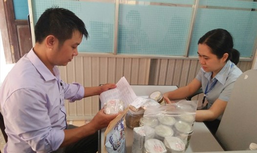 Cơ quan chức năng kiểm tra các sản phẩm Minh Chay có mặt ở Quảng Trị. Ảnh: CQCN cung cấp.