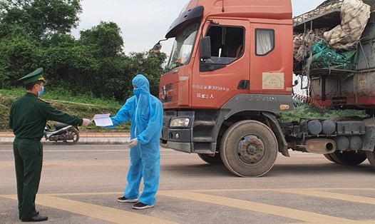 Lái xe trung chuyển hàng hóa qua biên giới Móng Cái tự trả xét nghiệm COVID-19 Ảnh: Hữu Việt
