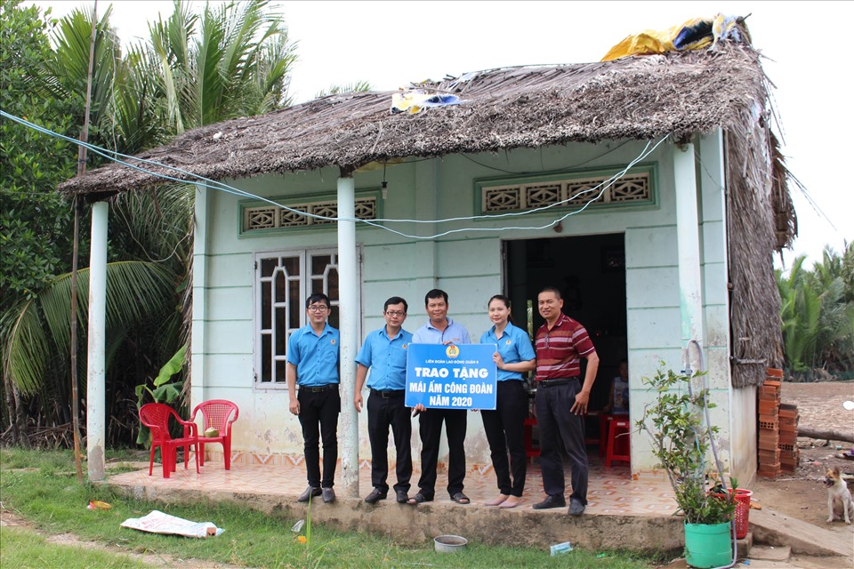 Đại diện LĐLĐ Quận 8 trao bảng tượng trưng kinh phí để xây, sửa nhà "Mái ấm Công đoàn" cho đoàn viên Phạm Minh Hùng. Ảnh Đức Long