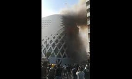 Đám cháy bùng lên ở một góc tòa trung tâm thương mại tại Beirut. Ảnh: Sputnik