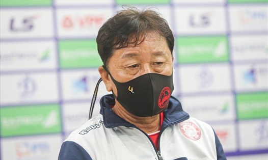 Huấn luyện viên Chung Hae-seong trả lời họp báo trước trận Hà Nội vs TP.HCM. Ảnh: TX