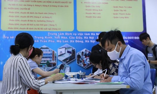 Người lao động đến nộp hồ sơ bảo hiểm thất nghiệp tại Trung tâm Dịch vụ 
Việc làm Hà Nội. Ảnh: Hải Nguyễn