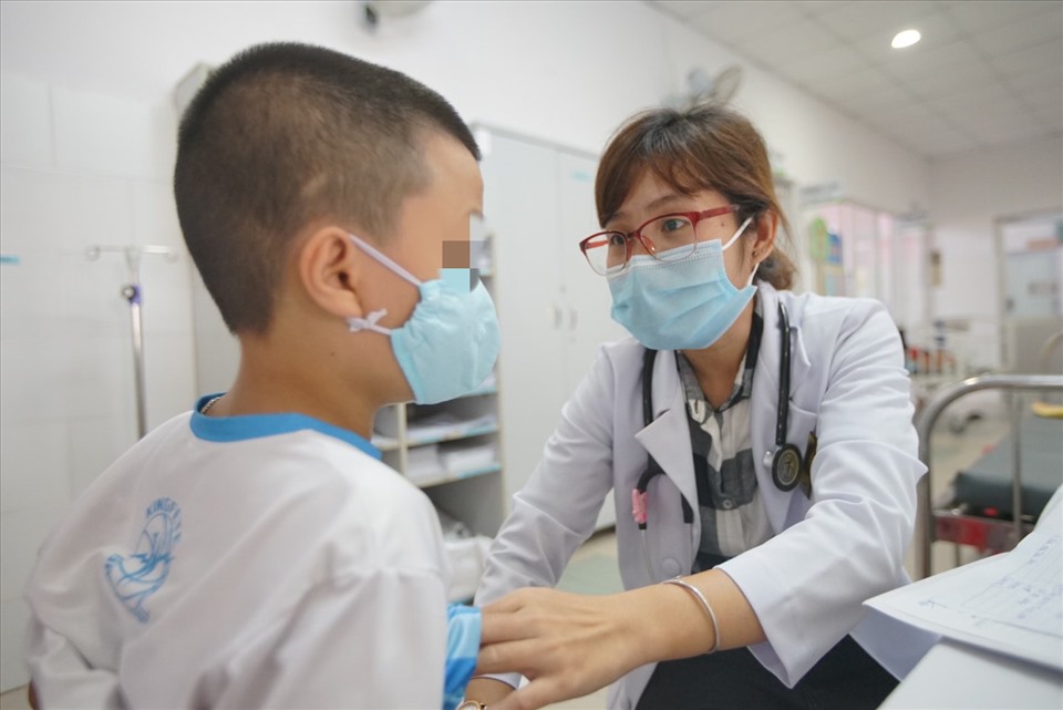 Bác sĩ Bệnh viện quận 2, TPHCM thăm khám cho các học sinh nghi ngộ độc thực phẩm. Ảnh: Ngọc Lê