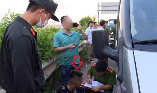 Lực lượng chức năng lấy lời khai của đối tượng Trần Văn Dũng - lái xe đâm cảnh sát tử vong. Ảnh: Công an cung cấp