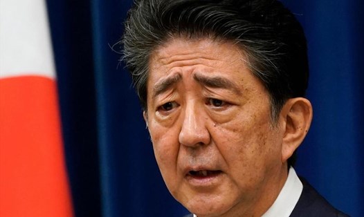 Thủ tướng Shinzo Abe phát biểu trong cuộc họp báo ở Tokyo hôm 28.8. Ảnh: AP.
