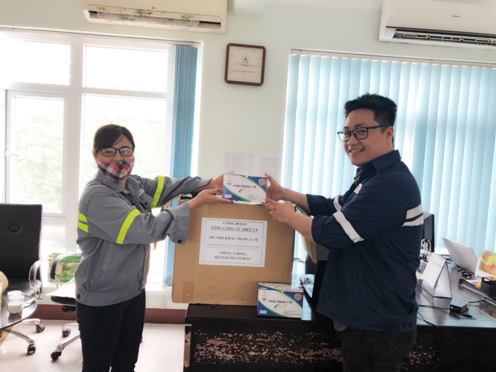 Người lao động nhận khẩu trang do Công đoàn Tổng Công ty Thép tặng. Ảnh: Bảo Xuyến