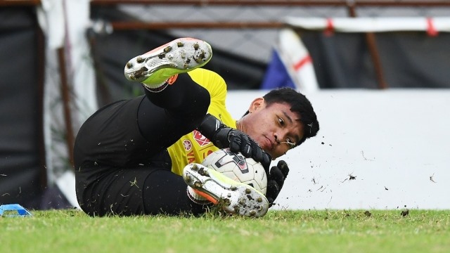 Somporn Yos quyết lấy lại suất bắt chính từ tay của Đặng Văn Lâm. Ảnh: Siam Sport.