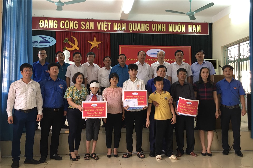 Trao “Cặp lá yêu thương” cho con công nhân lao động có hoàn cảnh khó khăn tại Cty Cổ phần Đường sắt Vĩnh Phú (Việt Trì, Phú Thọ). Ảnh: Hải Anh
