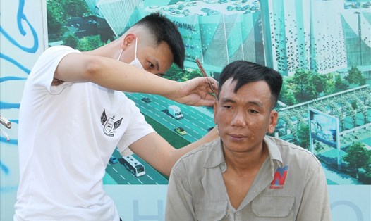 Hoạt động cắt tóc miễn phí trên đường Võ Nguyên Giáp (Hải Phòng). Ảnh MD