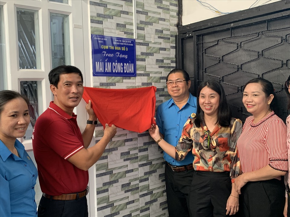 Nghi lễ trao Mái ấm Công đoàn. Ảnh Đức Long