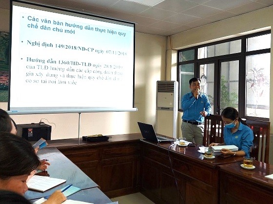 Chuyên gia của LĐLĐ tỉnh Cao Bằng hướng dẫn quy trình triển khai thực hiện Quy chế dân chủ ở cơ sở tại nơi làm việc. Ảnh: Thu Hồng