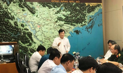 Phó Thủ tướng Chính phủ Trịnh Đình Dũng chủ trì cuộc họp ứng phó với bão số 5. Ảnh: Ngọc Trìu