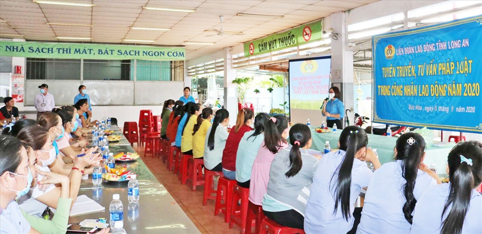 Công nhân, lao động theo dõi nội dung tuyên truyền, tư vấn pháp luật. Ảnh: Đ.Đ