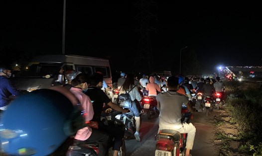 Cảnh ùn tắc kinh hoàng tại đường gom dân sinh khi công nhân khu công nghiệp Vân Trung (tỉnh Bắc Giang) tan ca. Ảnh chụp lúc 19g55 ngày 14.9. Ảnh: Bảo Hân.