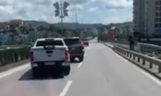 Hai xe "đánh võng" chèn nhau trên cầu Bãi Cháy. Ảnh cắt từ video clip