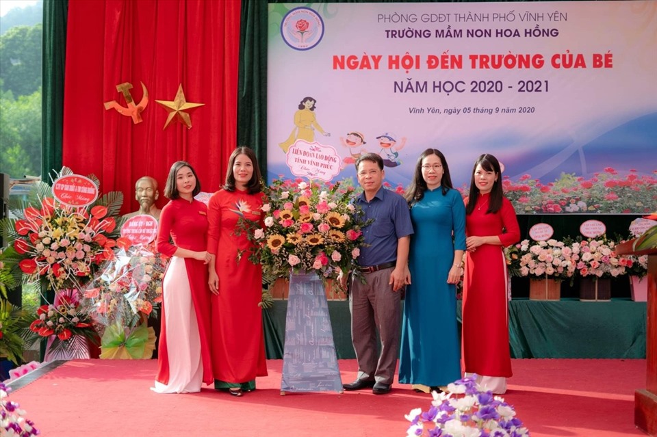 Ông Trần Văn Tú- Phó Chủ Tịch Liên đoàn Lao động tỉnh Vĩnh Phúc đến dự và chúc mừng nhà trường trong buổi lễ “ Ngày hội đến trường của bé”. Ảnh: Hải Ninh.