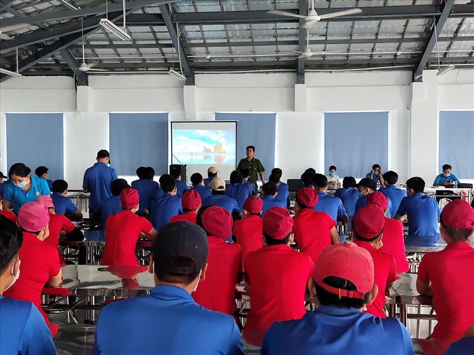 Thiếu tá  Huỳnh Văn Sửu, Đội trưởng Phòng Cảnh sát hình sự Công an tỉnh triển khai chuyên đề về công tác phòng chống tội phạm.