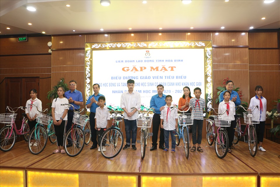 Trao tặng xe đạp tới các em học sinh là con công nhân viên chức lao động khó khăn, học giỏi của tỉnh Hoà Bình. Ảnh: Mạnh Cường.