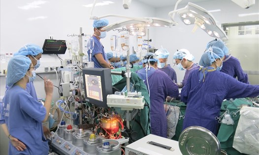 Các chuyên gia ghép tạng BV Việt Đức đang thực hiện 1 ca ghép tim. Ảnh: BVCC