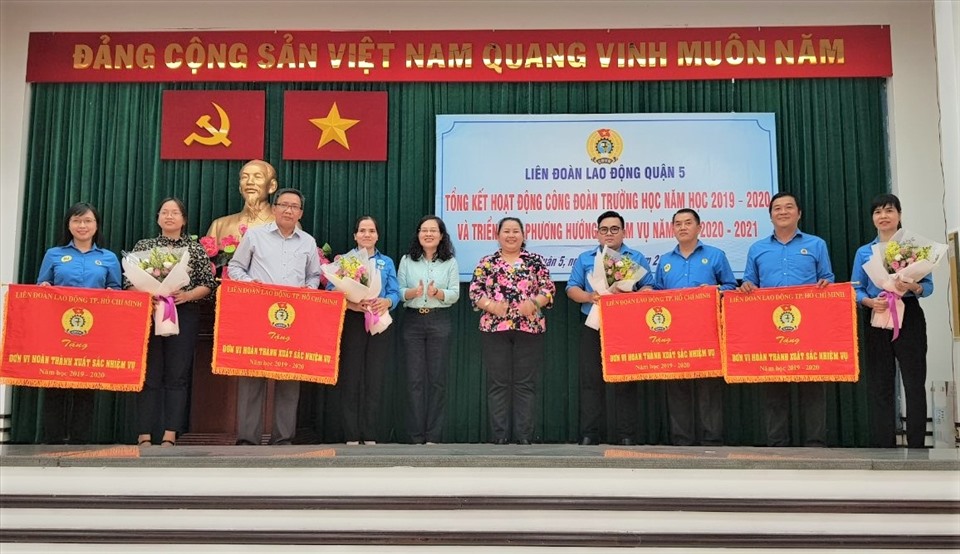 4 đơn vị nhận Cờ thi đua “Công đoàn cơ sở Vững mạnh xuất sắc” năm học 2019 - 2020 của LĐLĐ TPHCM. Ảnh Đức Long