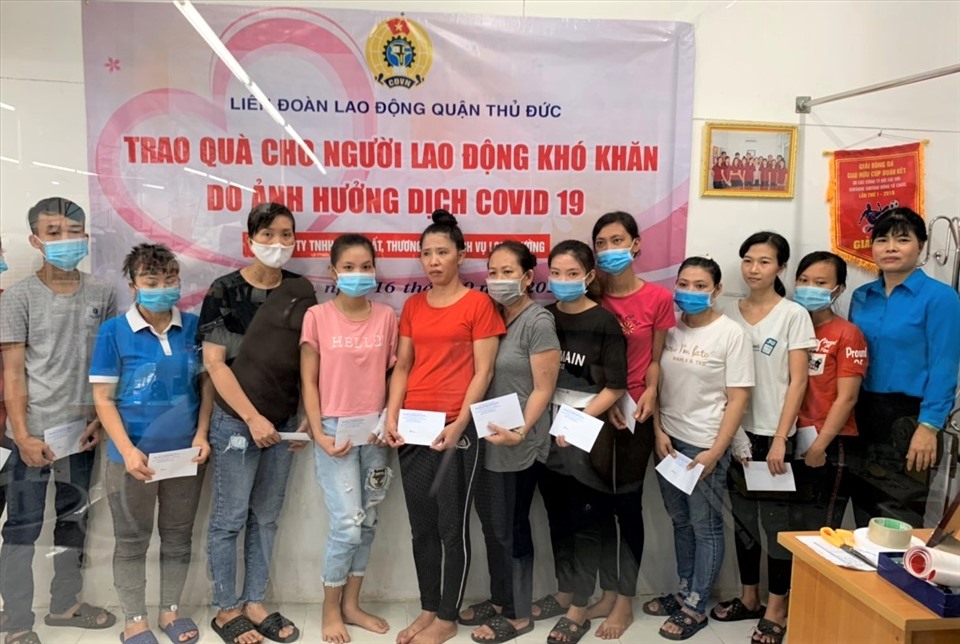 LĐLĐ Quận Thủ Đức tặng quà cho người lao động bị ảnh hưởng do dịch COVID-19. Ảnh Đức Long
