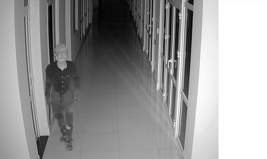 Camera an ninh của một đơn vị tại Quảng Trị ghi cảnh tên trộm đột nhập vào các phòng làm việc. Ảnh: CA cung cấp.