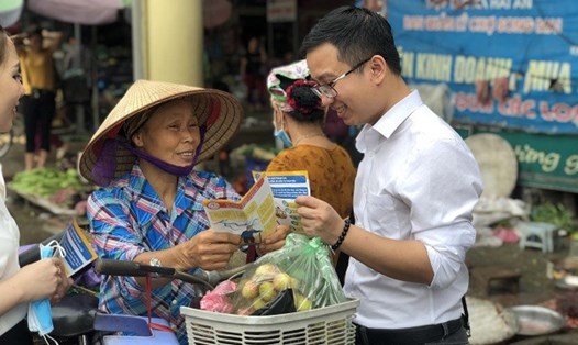 Cán bộ Bảo hiểm xã hội tỉnh Bắc Giang vận động người dân tham gia BHXH tự nguyện. Nguồn: BHXHBG