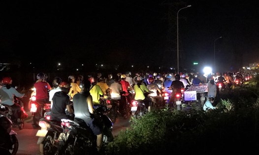 Công nhân chen chúc nhau trên đường gom dân sinh trong KCN Vân Trung (huyện Việt Yên, tỉnh Bắc Giang) sau giờ tan ca. Ảnh chụp lúc 19h50 ngày 14.9. Ảnh: Bảo Hân