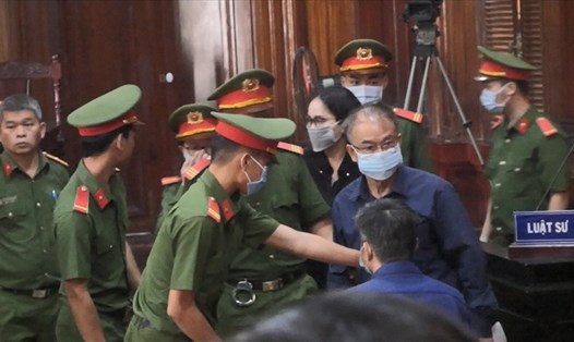 Ông Nguyễn Thành Tài (áo sẫm, đeo khẩu trang) tại phiên toà sơ thẩm vụ án sai phạm ở khu đất 8-12 Lê Duẩn. Ảnh: Anh Tú.