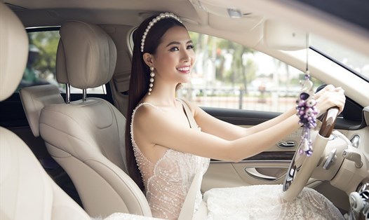 Hoa hậu Phan Thị Mơ lái xế hộp đi sự kiện. Ảnh: NSCC