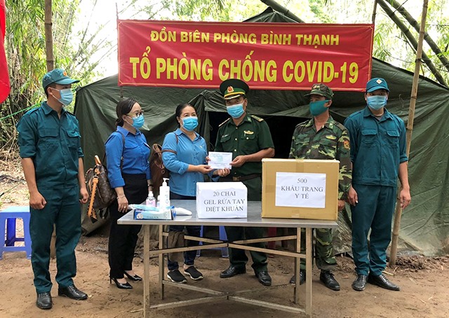 LĐLĐ TX.Hồng Ngự đến thăm, động viên cán bộ, chiến sĩ các lực lượng đang làm nhiệm vụ phòng, chống dịch COVID-19. Ảnh: Lưu Hùng