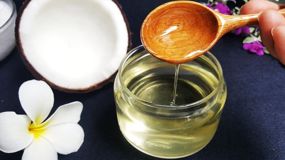 Dầu dừa mang lại nhiều tác dụng không ngờ trong việc khắc phục bệnh răng miệng. Ảnh nguồn: Sức khoẻ tâm sinh. Dầu dừa mang lại nhiều tác dụng không ngờ trong việc khắc phục bệnh răng miệng. Ảnh nguồn: Sức khoẻ tâm sinh.