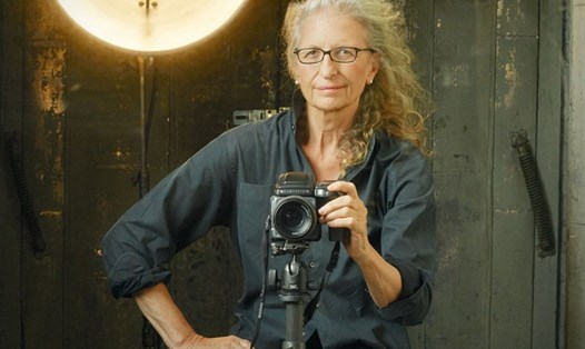 Nhiếp ảnh gia Annie Leibovitz nổi tiếng với các bức ảnh nghệ thuật mang nhiều yếu tố thần thoại, ảo mộng. Ảnh: Mnet.