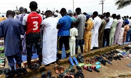Hầu hết các bang chủ yếu là người Hồi giáo ở Nigeria áp dụng song song luật Sharia cùng với luật thế tục. Cậu bé ở bang Kano bị kết án tù 10 năm vì tội báng bổ theo luật Sharia. Ảnh: AFP