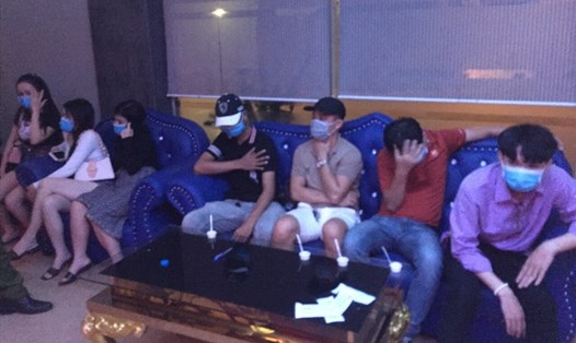 Bắt quả tang nhiều đối tượng sử dụng ma túy trong quán karaoke ở Quảng Nam. Ảnh: Lê Vương