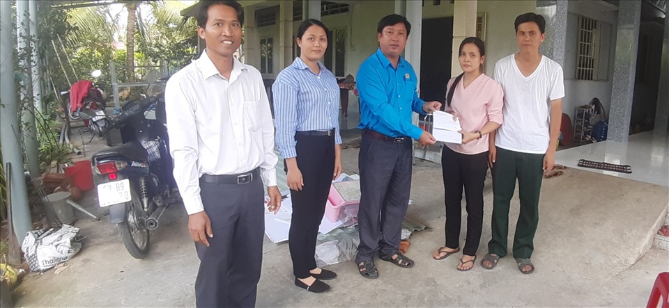 Thăm công đoàn viên bị ảnh hưởng thiên tai. Ảnh: K.Q