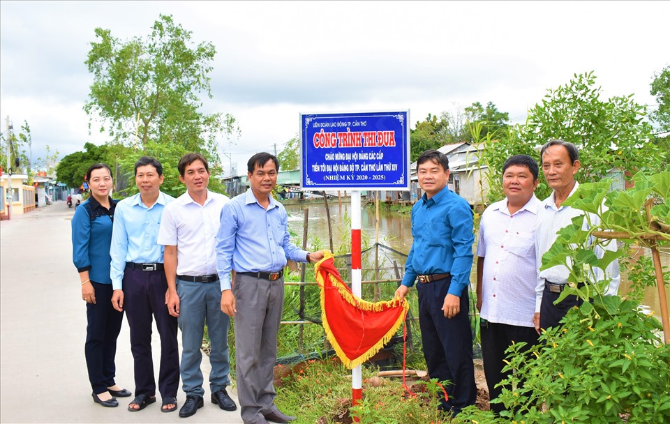 Lễ công bố quyết định và gắn biển công trình chào mừng Đảng bộ TP.Cần Thơ. Ảnh: Thành Nhân