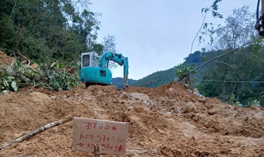 Ảnh hưởng bão số 5, mưa lớn gây sạt lở, tắc đường lên các xã vùng cao huyện miền núi Tây Giang, Quảng Nam. Ảnh: H.L
