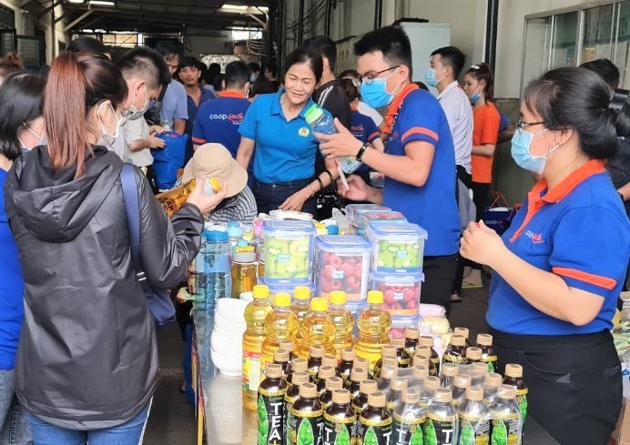 Người lao động Công ty TNHH May Xuất khẩu Việt Mỹ chọn mua hàng. Ảnh Đức Long