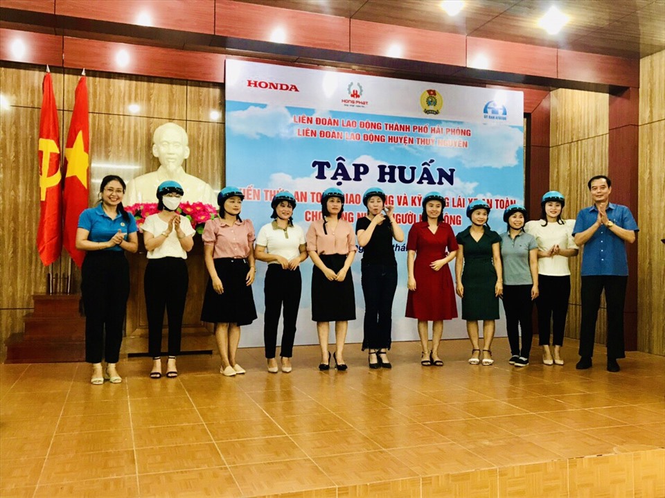 Người lao động được nhận mũ bảo hiểm đạt chuẩn khi tham gia chương trình an toàn giao thông do LĐLĐ huyện Thủy Nguyên (Hải Phòng) tổ chức. Ảnh Bá Quế