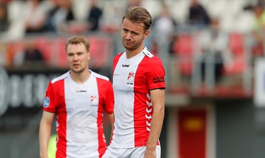 FC Emmen tạm thời chưa có nhà tài trợ áo đấu sau khi bị KNVB phạt. Ảnh: TV6 News.