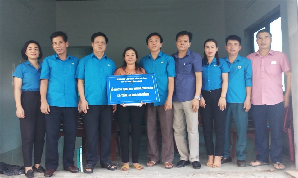 Trao 40 triệu đồng hỗ trợ làm nhà Mái ấm công đoàn cho đoàn viên Đặng Thị Thu Hoài. Ảnh: CĐ.