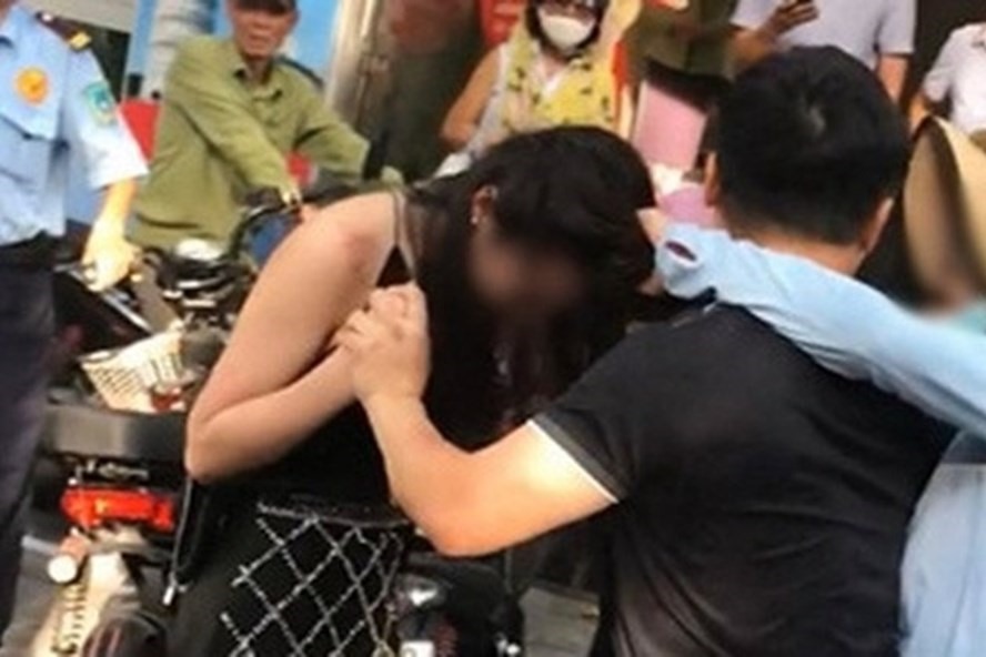 Vụ việc được cho là đánh ghen ở phố Lý Nam Đế. Ảnh từ clip