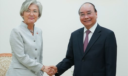 Thủ tướng Nguyễn Xuân Phúc tiếp Bộ trưởng Ngoại giao Hàn Quốc Kang Kyung-wha. Ảnh: VGP.